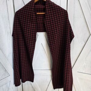 Elegant Houndstooth Scarf - Red and Black